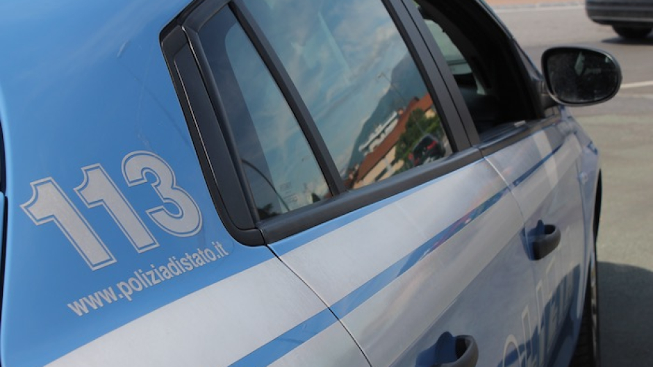 Fa cadere motociclista davanti la Questura e fugge: automobilista rintracciata 